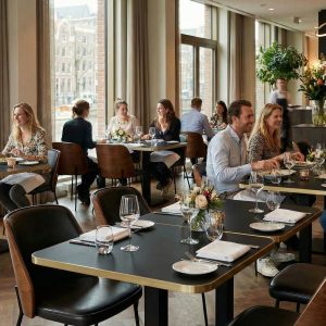 Super-Seat | New York Design Stoelen Hout Zwart Leer | Moderne zaak met houten vloeren, zwarte houten stoelen met leer en stijlvolle tafels. | Horecameubilair