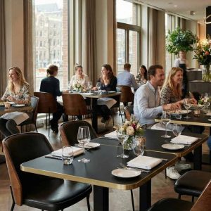 Super-Seat | New York Design Stoelen Hout Zwart Leer | Moderne zaak met houten vloeren, zwarte houten stoelen met leer en stijlvolle tafels. | Horecameubilair