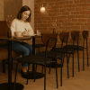 Super-Seat | Zwarte & houten Scandinavische designstoelen, lichte houten tafel, bakstenen muur, droogbloemen. | Horecameubilair