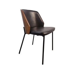 Super-Seat | De New York design stoelen hout zwart leer | Zwart leren stoelen en tapijt, hout zijpanelen, zwarte metalen poten. | Horecameubilair