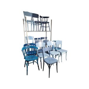 Super-Seat | 15 vintage houten caféstoelen in blauwtinten, deels op metalen rek, houten zitting en vloerkleed, wit decor. |. | Horecameubilair