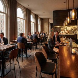 Super-Seat | Houten vloeren, barkrukken hout met zwart leer, tafels; grote ramen en warme sfeer in modern restaurant. | Horecameubilair