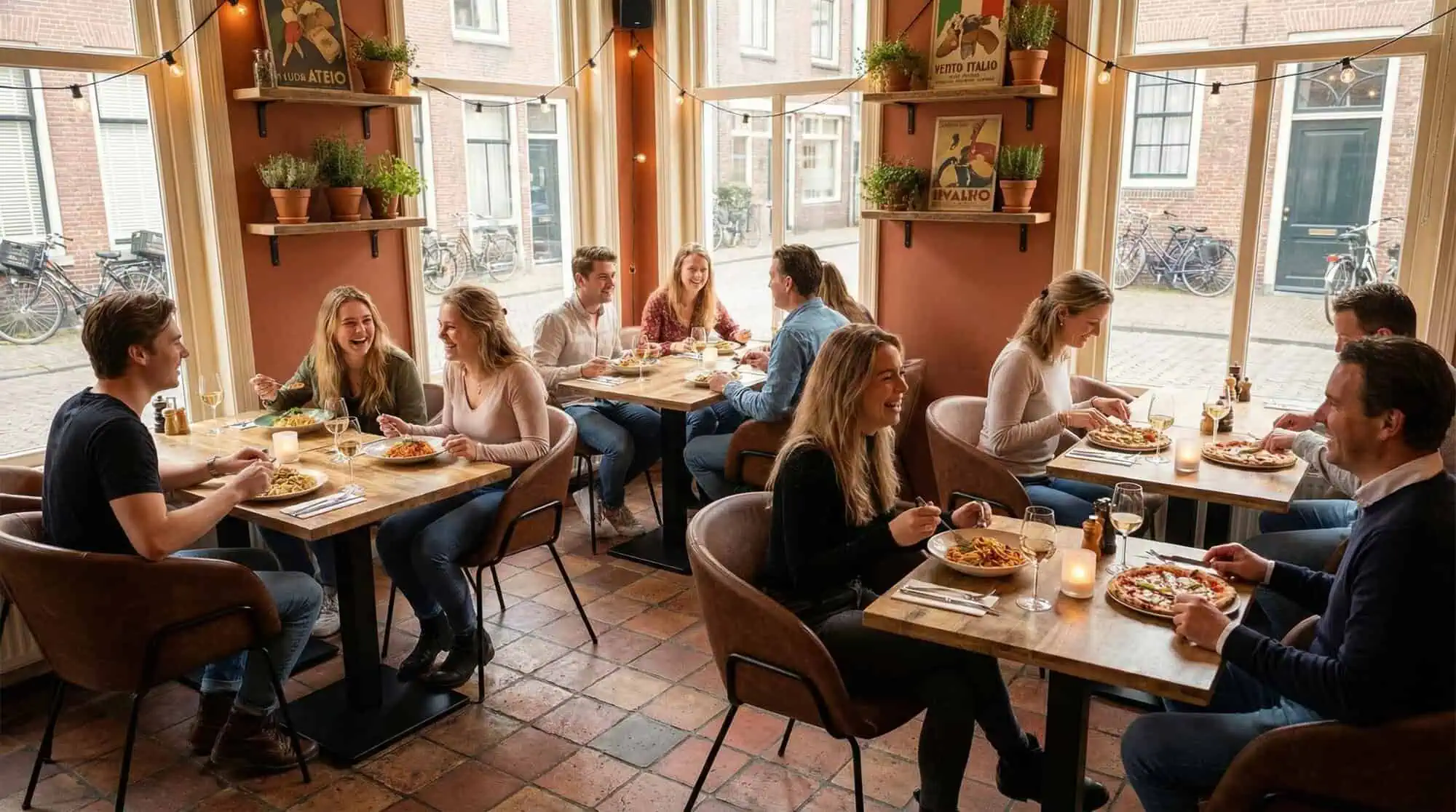 Super-Seat |Cognackleurige leren stoelen, houten tafels, barkrukken en grote ramen met planten. | Horecameubilair