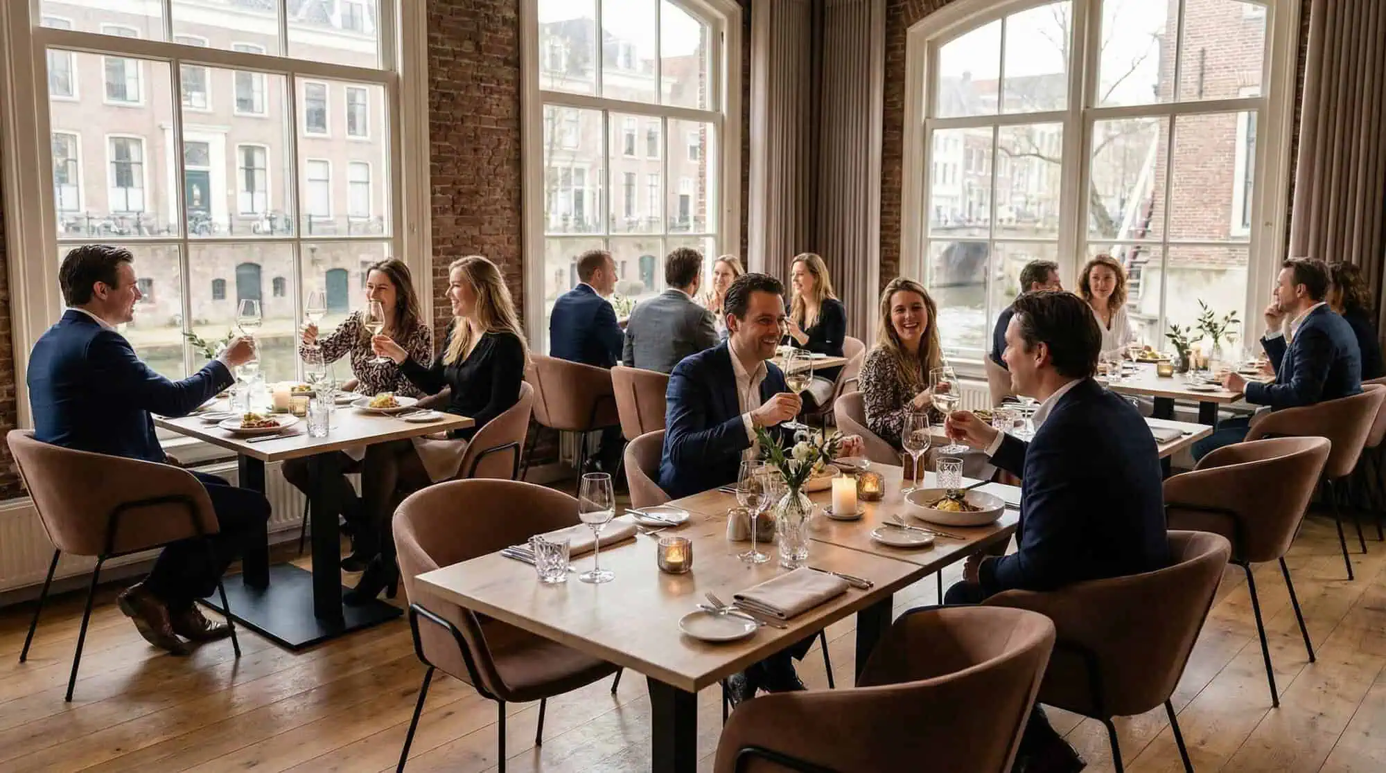 Super-Seat | Portland design armstoelen velours mokka | Fluwelen mokkakleurige stoelen, houten tafels, zonnig interieur met uitzicht op de gracht. | Horecameubilair