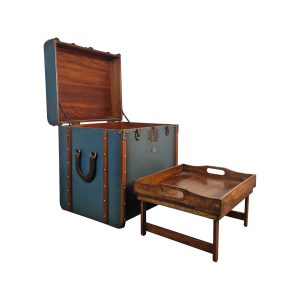 Super-Seat | Blauwe koffer-bijzettafel met bruine leren banden, metalen details, naast een witte dienbladtafel. | Horecameubilair