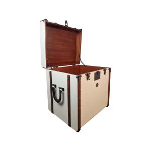 Super-Seat | Een grote, rechthoekige, crème Authentic Models bijzettafel; met hout, bruine leren banden, zwart metalen details |. | Horecameubilair