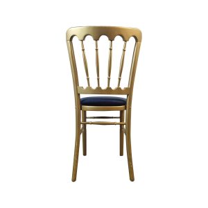 Super-Seat | Gouden Napoleon stoel met decoratief vloerkleed, blauwe velours zitting, houten frame. | Horecameubilair