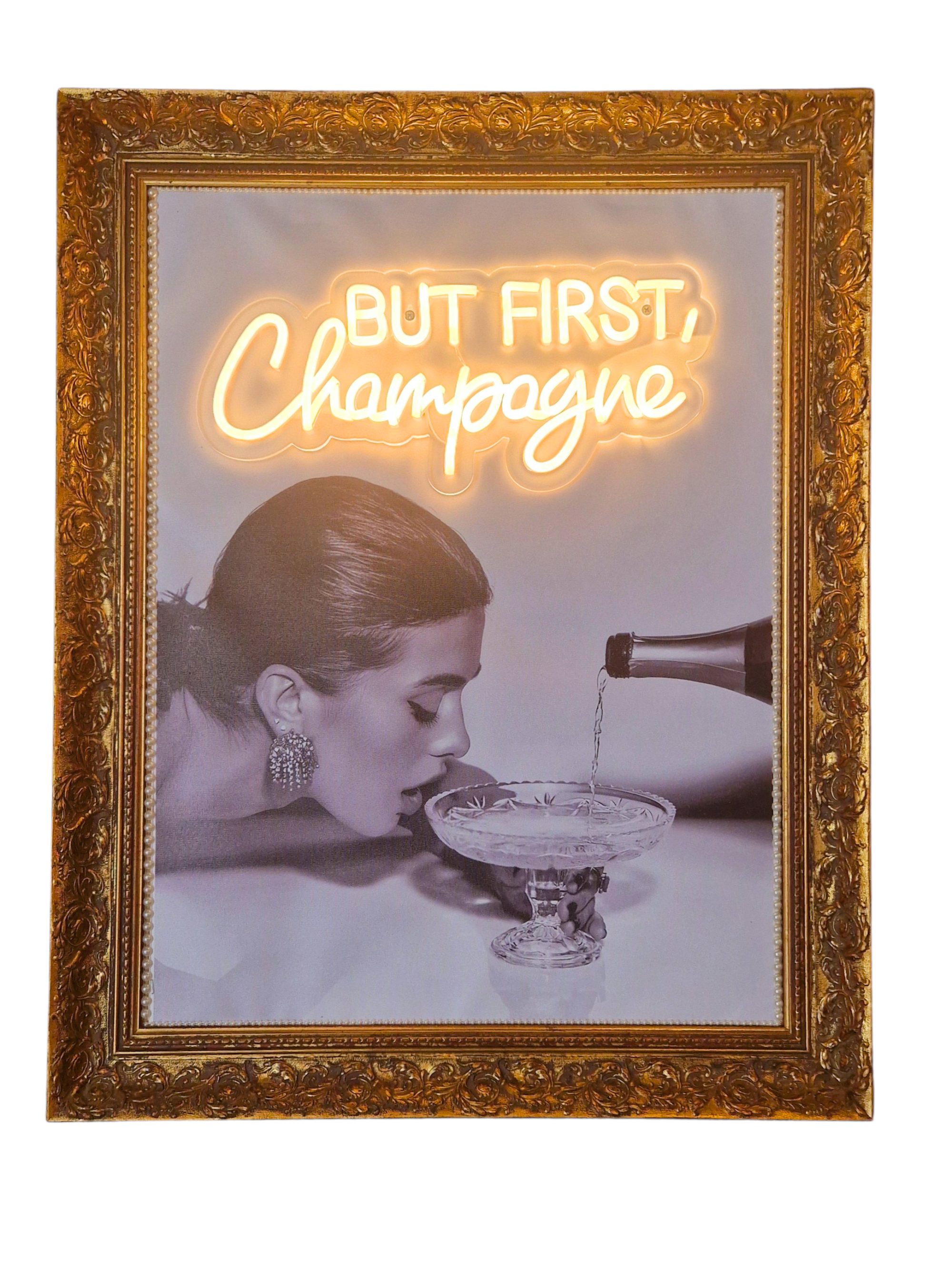 Super-Seat | Een ingelijste zwart-wit foto toont een vrouw met een coupe... | Antieke houten lijst (80x65cm), zwart-wit foto, neon CHAMPAGNE. | Horecameubilair