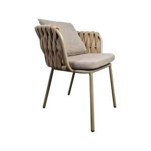 Super-Seat | The Onnoble design (terras) stapelstoelen taupe | Moderne metalen beige lijst, gevlochten vloerkleed, taupe kussens, lichtbruin, wit achtergrond. | Horecameubilair