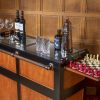 Super-Seat | Houten barmeubel met klapbladen, donkerhout, metalen details, retro uitstraling. | Horecameubilair