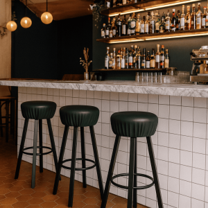 Super-Seat | Industriële Kroeg Barkruk Donkergroen | Drie donkergroene metalen barkrukken voor een betegelde bar met marmer blad, flessen achter. | Horecameubilair