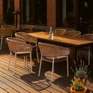 Super-Seat | Houten buitentafel met zes Ibiza wit terras stapelstoelen met kussen Licht houten tafel, witte kunststof stapelstoelen met grijze zitkussens. | Horecameubilair