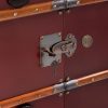 Super-Seat | Close-up van de Authentic modellen 'Pop up' bar in koffer wijnrood | Diep wijnrode koffer, houten latten, metalen scharnieren en klinknagels, leren riemen. | Horecameubilair