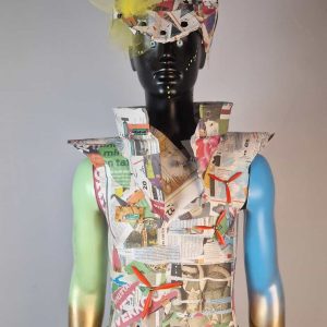 Super-Seat | Mannequin met bontgekleurde outfit van krant, tule & sierstenen; armen blauw-goud geschilderd. | Horecameubilair