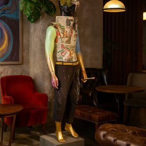 Super-Seat | Stalen stoelen, houten tafels; zwart, goud en bruin getint met industrieel en modern materiaalgebruik. | Horecameubilair