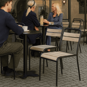 Super-Seat |Houten Firenze SC stoelen met metalen frame in bruin, op stenen terras bij café, deels onbezet. | Horecameubilair