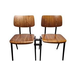 Super-Seat | Koppelstoelen rietveld bruin / zwart | Stoelen met bruine houten zittingen, zwarte metalen poten en zichtbare houtnerf. | Horecameubilair