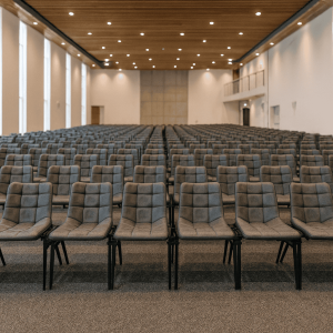 Super-Seat | Koppelstoel Houston Zwart | Strak zwart metalen stoelen in moderne zaal met houten plafond en hoge ramen, strak design. | Horecameubilair