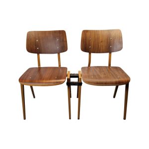 Super-Seat | Koppelstoelen Rietveld bruin / zwart | Twee houten stoelen, zwart-bruin, metalen poten, verbonden met zwarte metalen beugel. | Horecameubilair