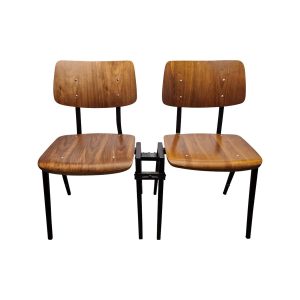 Super-Seat | Twee bruine/zwart stoelen met zwart metalen poten, verbonden, op witte achtergrond. | Horecameubilair