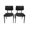 Super-Seat | Twee zwarte metalen stoelen met verbindingsstuk op witte achtergrond, minimalistisch ontwerp. | Horecameubilair