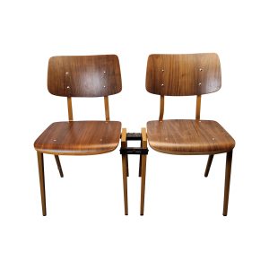 Super-Seat | Twee bruine/oker stoelen met metalen poten, verbonden door zwart metalen beugel, op wit. | Horecameubilair