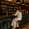 Super-Seat | Thon café barkrukken metaal en hout bruin | Barkruk van hout met metalen frame, bruin van kleur, aan houten bar met glazen en bloemen. | Horecameubilair