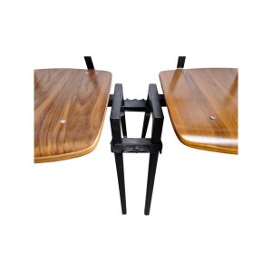 Super-Seat | Chairlink stoelkoppeling stack 25 XXL tbv koppelstoelen Twee houten stoelen met zwart metalen frame, verbonden door centrale metalen koppeling. | Horecameubilair