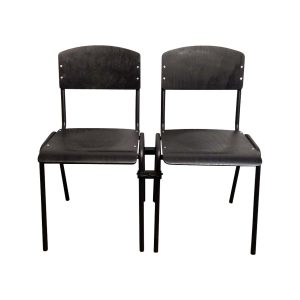 Super-Seat | Twee zwarte metalen stoelen met houten zitting/rug, verbonden door metalen koppeling, witte achtergrond. | Horecameubilair