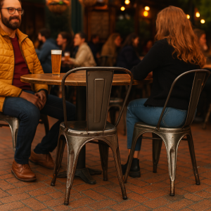 Super-Seat | Stoelen & Tafels Collectie | Buiten op ronde houten tafel, zilveren metalen Lix terrasstoelen, sfeervolle warme achtergrond. | Horecameubilair