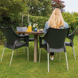Super-Seat | Zwarte metalen stoelen met houten zitting rond een houten tafel buiten, servies en sap erop. | Horecameubilair