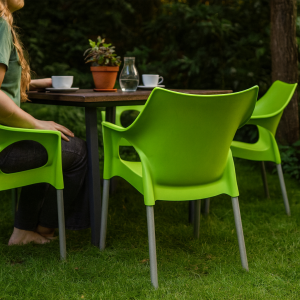 Super-Seat | Educa vintage schoolstoelen zwart Zwart metalen stoelen, houten zitting, groene accenten bij tafel en andere stoelen. | Horecameubilair