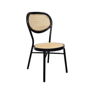 Super-Seat | Wat je gaat tegenkomen zijn stoelen, tafels, barkrukken, picknick tafels en andere soort tafels en stoelen Zwarte stoel met afgerond frame, rieten zitting en rugleuning van rotan tegen witte achtergrond. | Horecameubilair