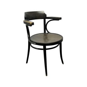 Super-Seat |Zwarte houten lijst, cognac zitting, armleuningen en vier slanke poten; licht verweerde look. | Horecameubilair