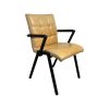 Super-Seat | Lisa Houten Horeca Stoel | Cognackleurige, gestoffeerde zitting, houten frame, zwarte metalen armleuningen en poten. | Horecameubilair
