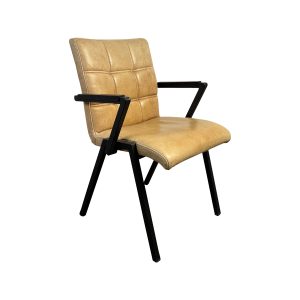 Super-Seat | Lisa Houten Horeca Stoel | Cognackleurige, gestoffeerde zitting, houten frame, zwarte metalen armleuningen en poten. | Horecameubilair