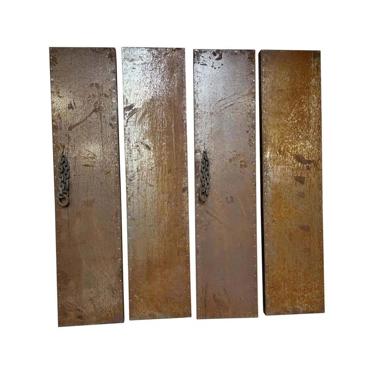 Super-Seat | XL roestige corten stalen deuren met klinknagels, zwarte grepen en kettingen op wit. | Horecameubilair