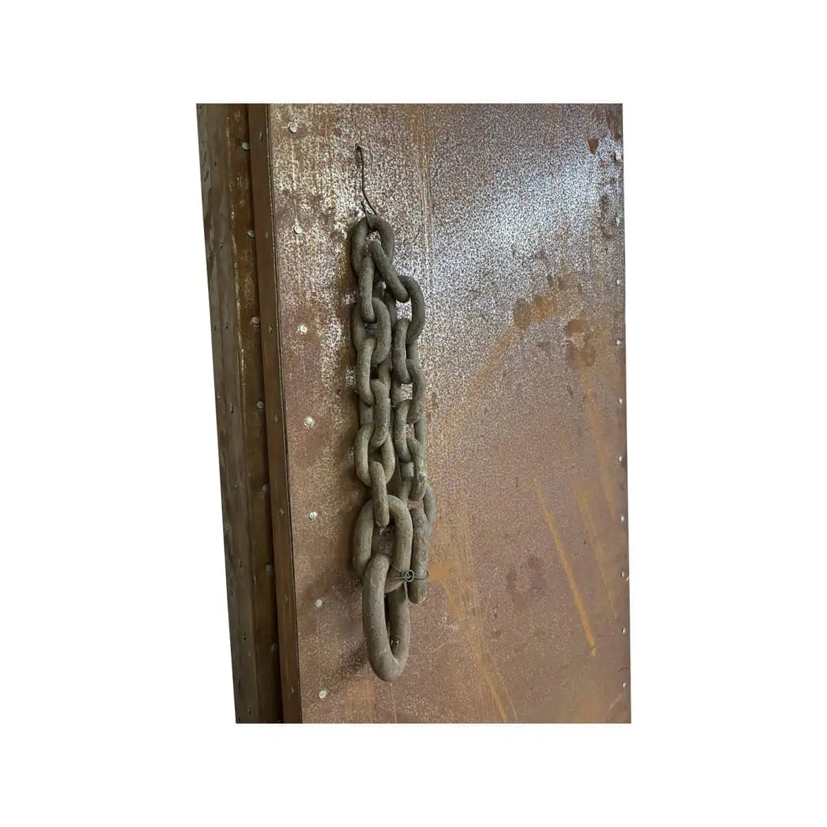 Super-Seat |XL corten stalen decoratie beurs deuren set van 4, metalen ketting aan haak op roestige deur met vlekken en krassen. | Horecameubilair
