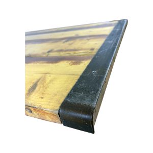 Super-Seat | Vento Vervoort terras armstoel grijs Houten hoek met zichtbare nerf, grijskleurig metalen randje, stoel tegen witte achtergrond. | Horecameubilair