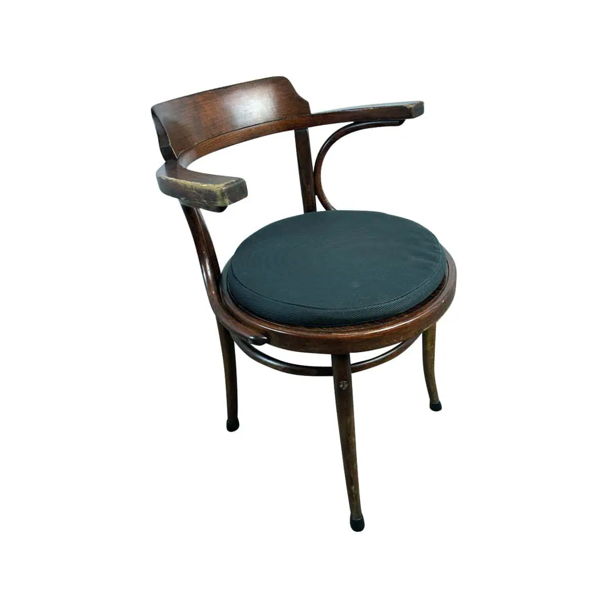 Super-Seat |Donkerhouten armstoel met zwart kussen, ronde zitting, gebogen vloerkleed en armleuningen. | Horecameubilair