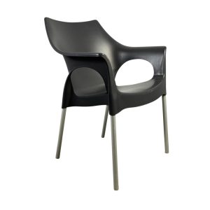 Super-Seat | Zwarte kunststof stoel met metalen poten en open vloerkleed, geïnspireerd op klassieke schoolstoelen. | Horecameubilair