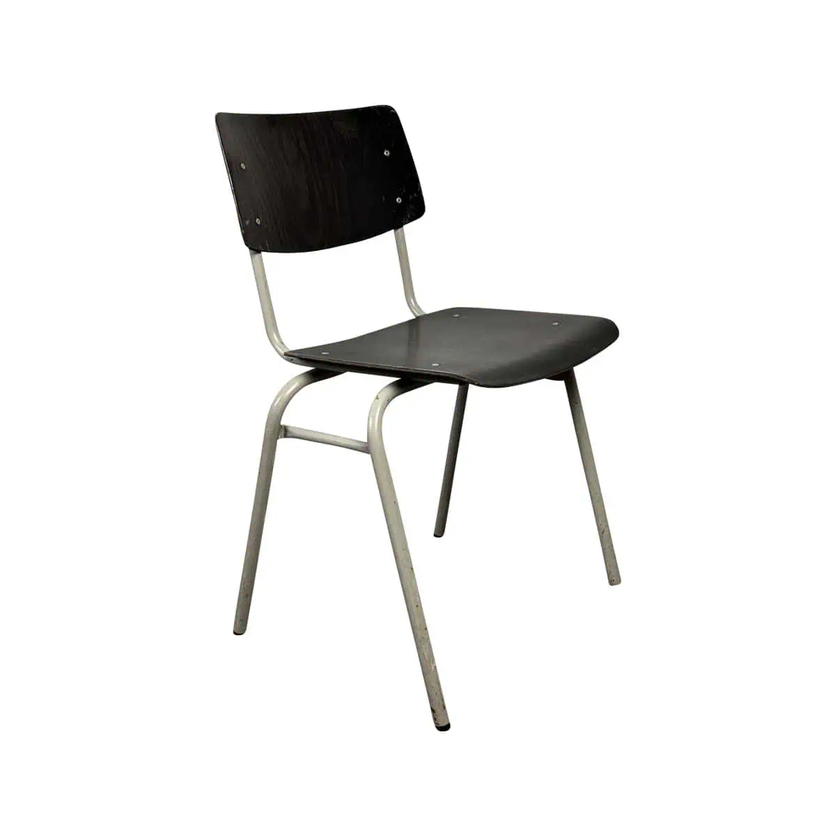 Super-Seat | The Educa vintage schoolstoelen zwart Zwarte houten zitting en vloerkleed, metalen frame, klassieke schoolstoel op witte achtergrond. | Horecameubilair