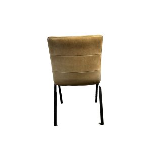 Super-Seat | Chicago Horeca Stapelstoelen | Tan stoel, gebogen vloerkleed, zwarte metalen poten. Gestoffeerde stoel van achteren gezien. | Horecameubilair