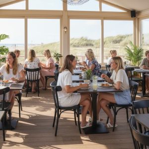 Super-Seat | Moderne Restaurantinrichting Bruin eiken melamine tafels 120x67cm, zwarte stoelen, houten vloer, grote ramen en veel planten. | Horecameubilair