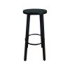 Super-Seat | Zwarte barkruk industrieel vintage Zwarte houten barkruk met ronde zitting, vier poten en metalen voetsteun, op witte achtergrond. | Horecameubilair