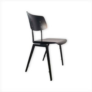 Super-Seat | Zwarte stoel met vier poten, licht gebogen rugleuning, houten of metalen zitting op witte achtergrond. | Horecameubilair