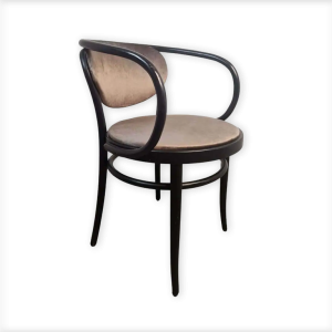 Super-Seat | Houten stoel met gebogen rugleuning, lichtbeige stof, slanke zwarte poten. | Horecameubilair