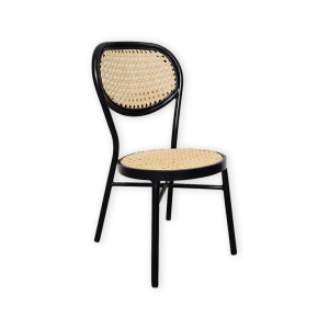 Super-Seat | Stoelen collectie | Zwarte stoel met gebogen frame, gevlochten rieten zitting en vloerkleed, zonder armleuningen, op witte achtergrond. | Horecameubilair