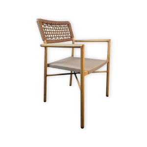 Super-Seat | Houten stoel met armleuningen, geweven rugleuning en vlak zitvlak, lichtbruin hout tegen witte achtergrond. | Horecameubilair