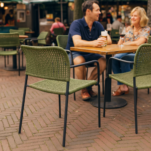 Super-Seat | Harper horeca budget terras stapelstoelen groen met arm Houten tafel, groene kunststof stoelen, gezellig caféterras buiten. | Horecameubilair